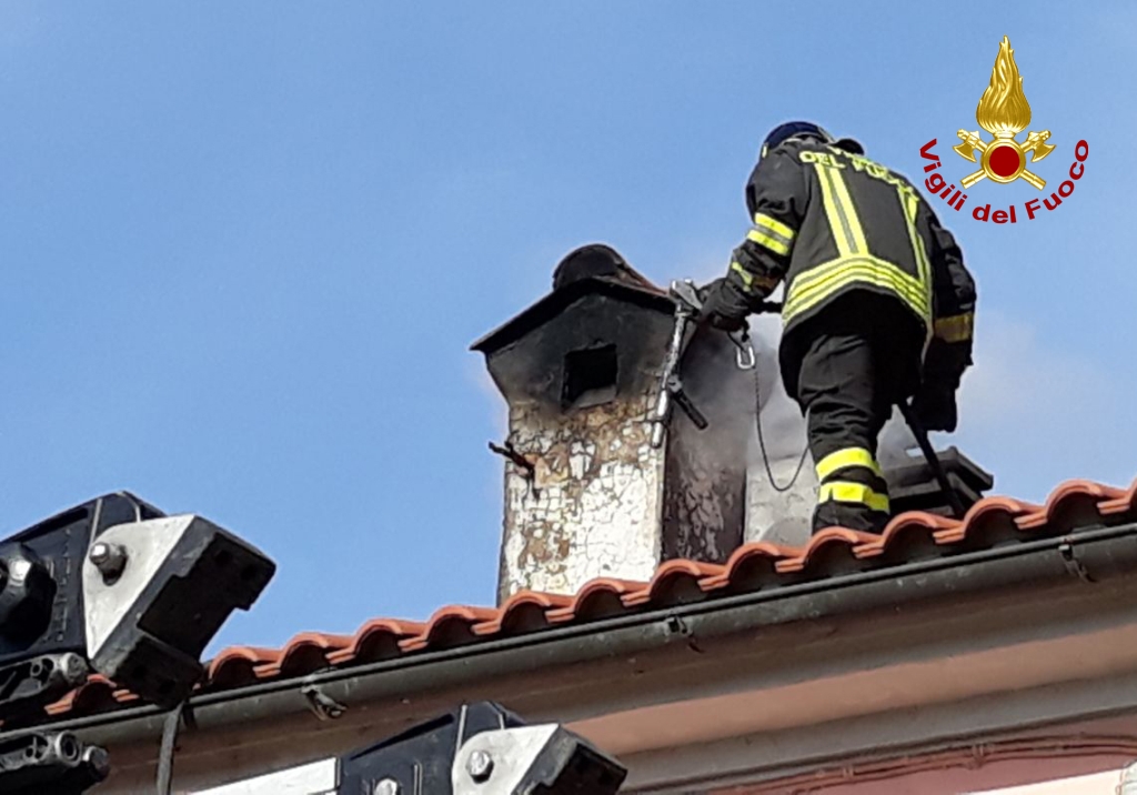 Canna Fumaria In Fiamme Intervengono I Vigili Del Fuoco Cronache