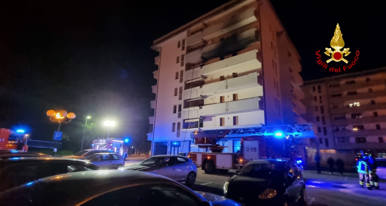 Dopocena Di Fuoco In Un Appartamento Evacuato Lintero Condominio