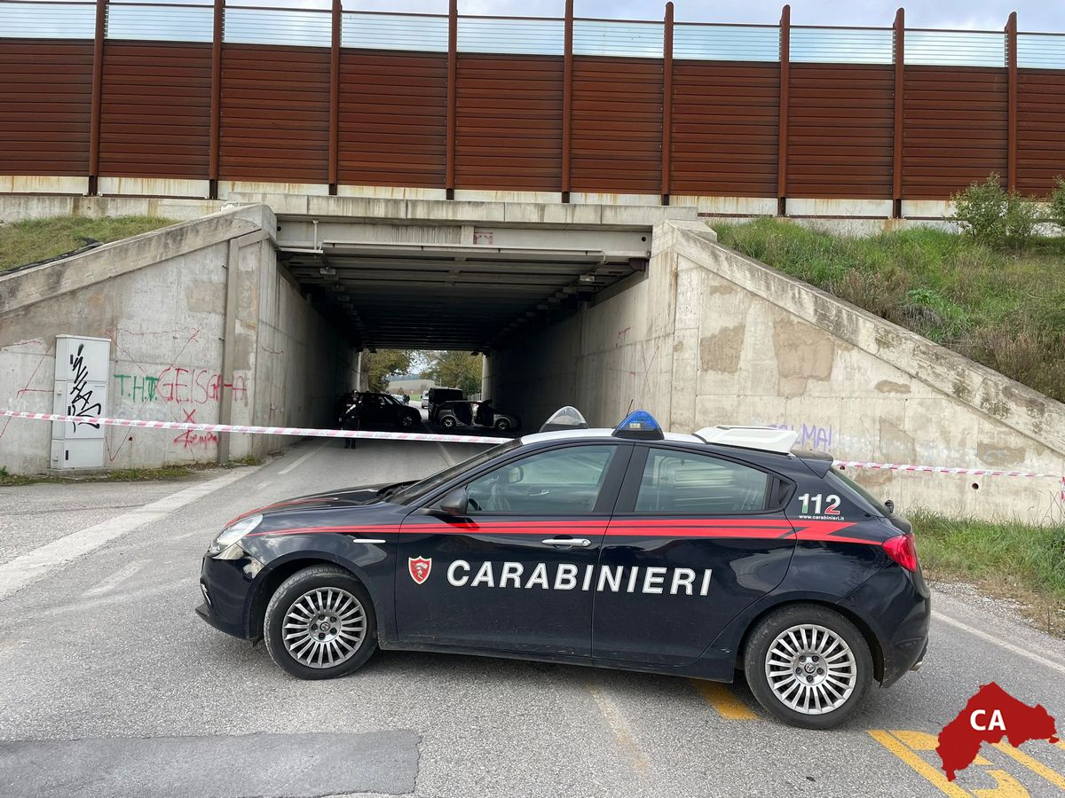 Auto Di Traverso Sotto Al Ponte E Lavatrici Per Chiudere I Passi