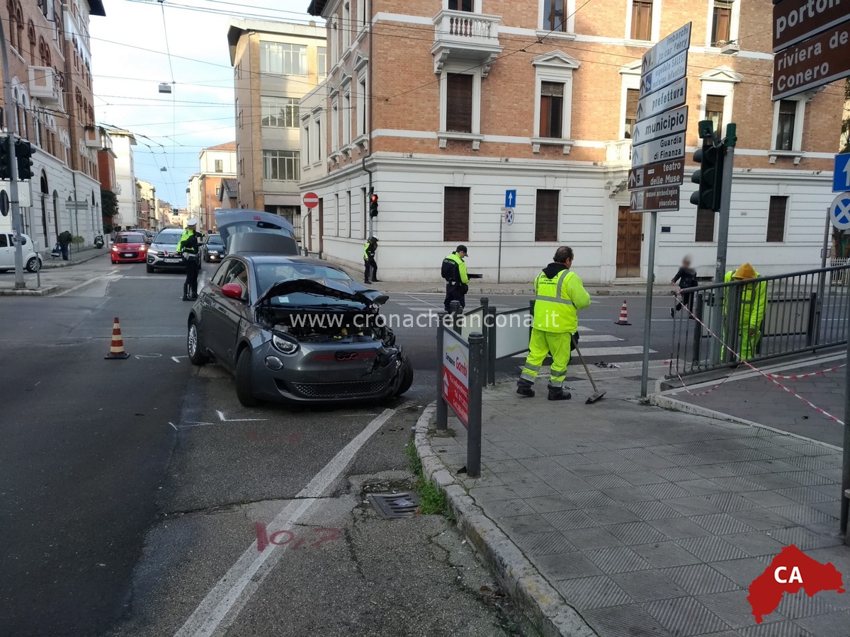 Schianto All Incrocio Maledetto Coinvolte Due Auto Foto Cronache