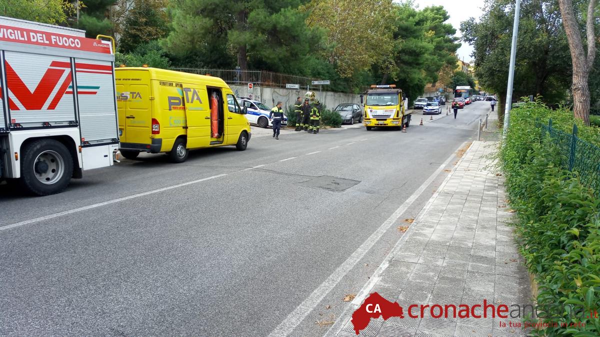 Incidente Lungo Via Maggini Tra Un Camion E Un Carro Attrezzi Un