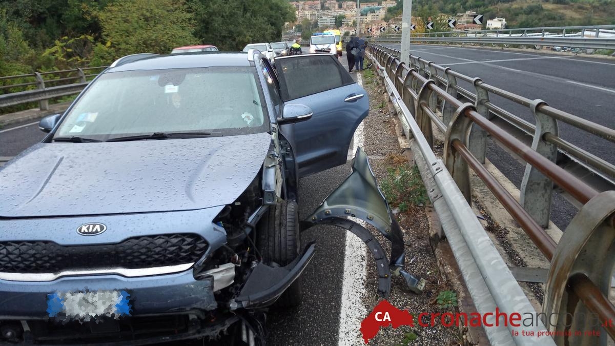 Incidente Lungo La Bretella Auto Finisce Contro Il Guardrail