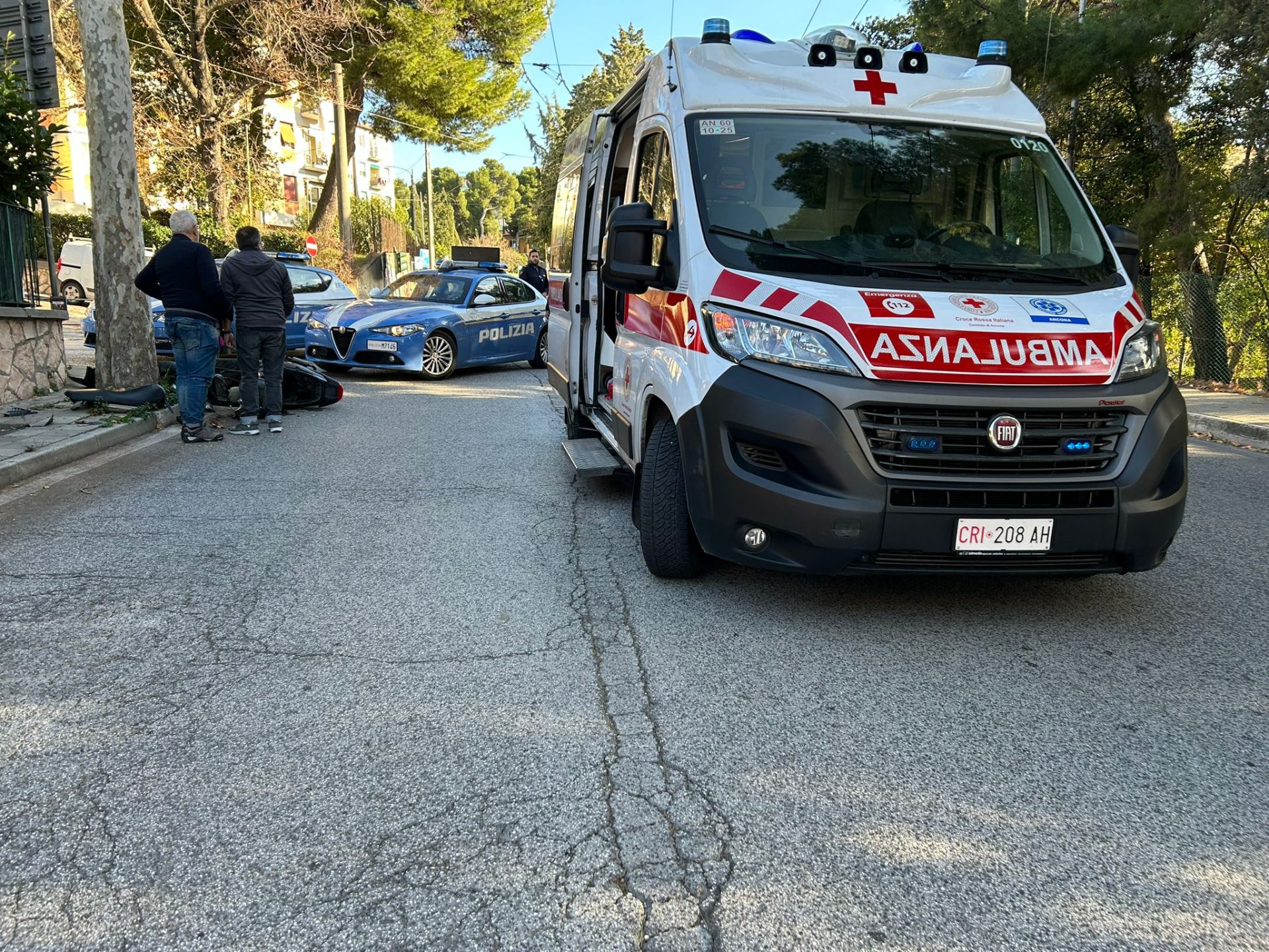 Perde Il Controllo Dello Scooter E Si Schianta Contro Un Albero Paura