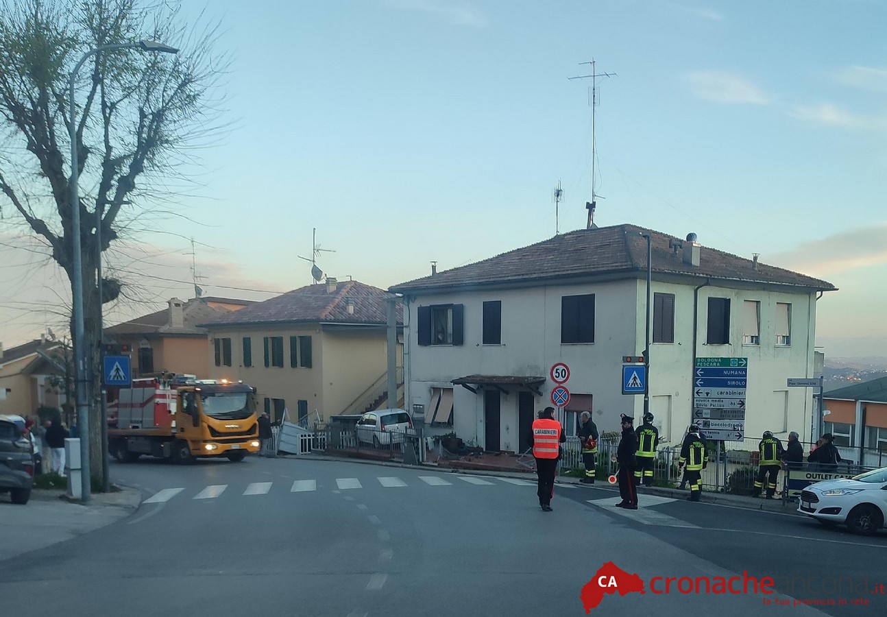 Esce Di Strada Abbatte Una Ringhiera E Finisce Nel Cortile Di Una Casa