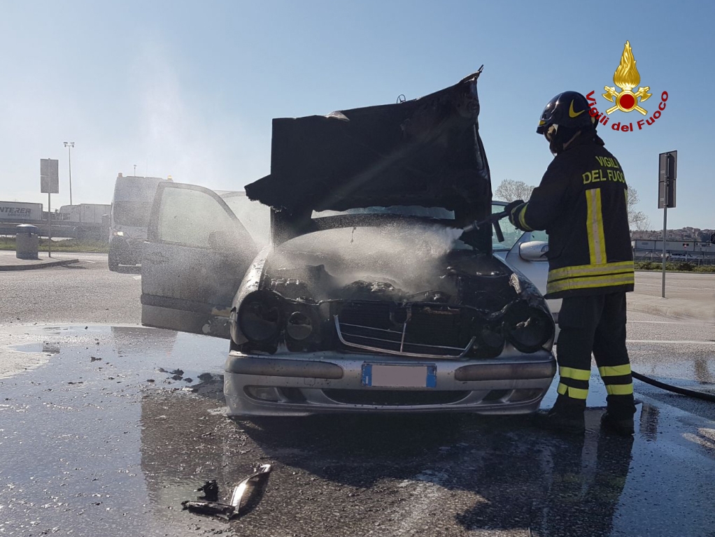 Auto In Fiamme Sull'autostrada - Cronache Ancona | Cronache Ancona