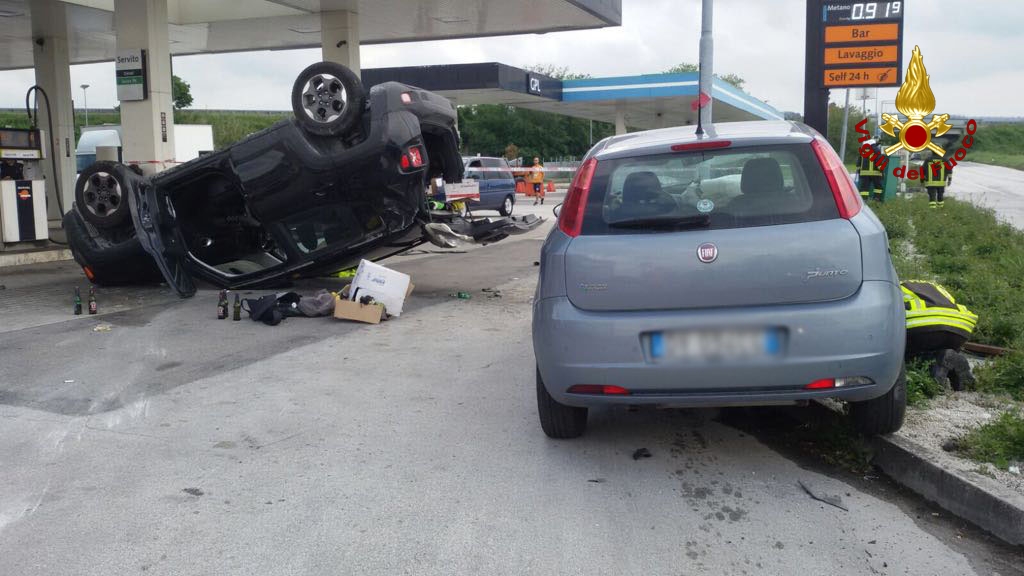 Schianto Al Distributore, Auto Si Ribalta - Cronache Ancona | Cronache ...