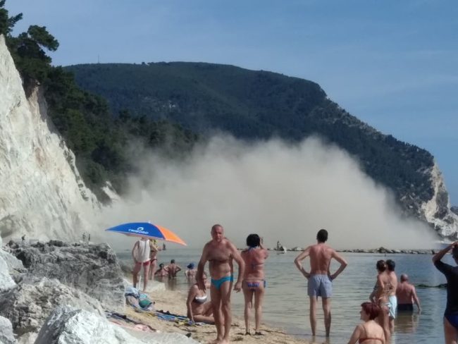 Un Boato E Il Crollo Frana La Falesia Tra Numana E Sirolo