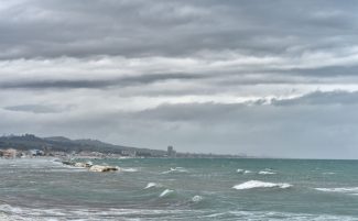 maltempo-mare-spiaggia-civitanova-FDM-1-325x201