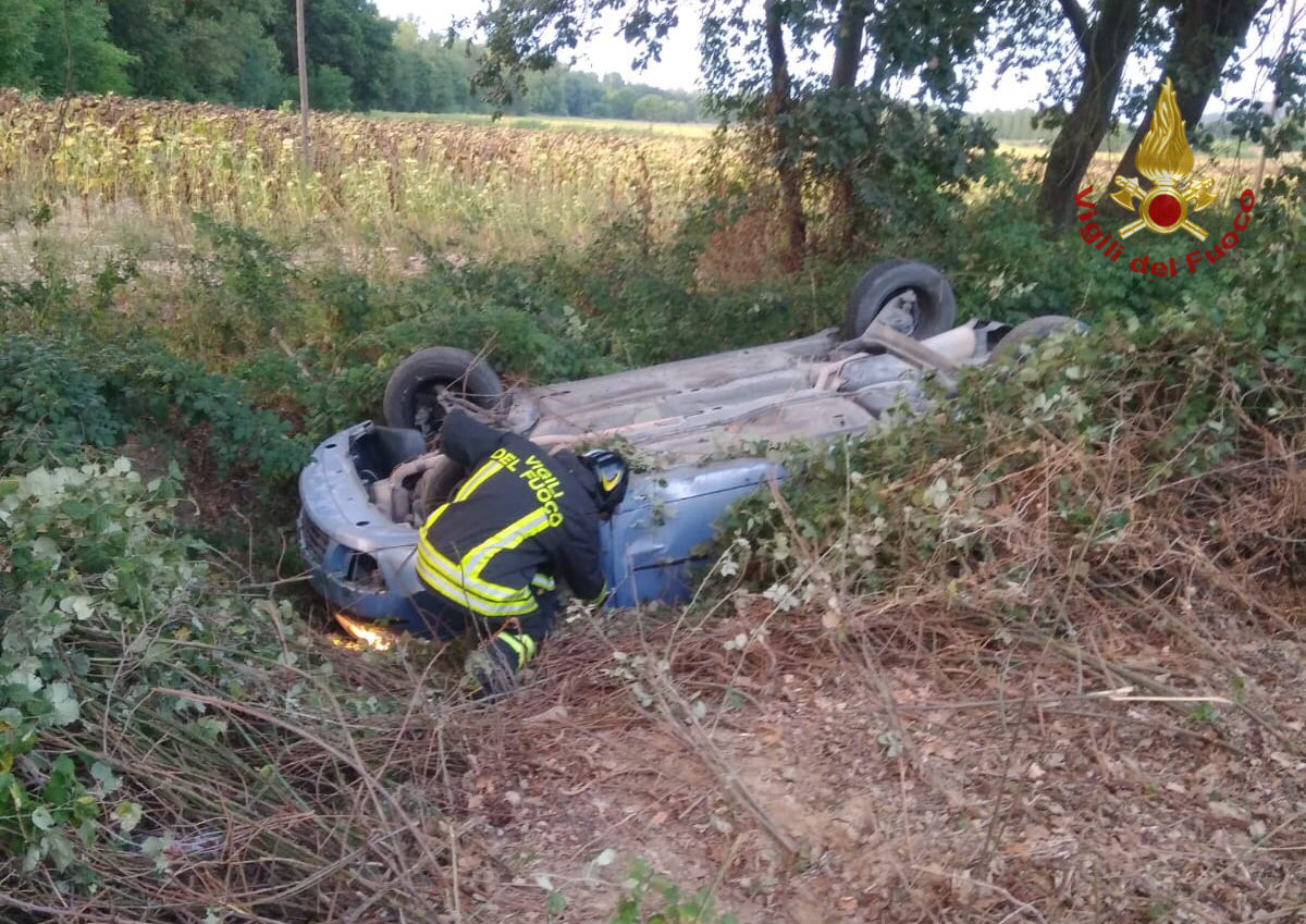 Perde Il Controllo Dell'auto E Finisce Nel Fosso - Cronache Ancona ...