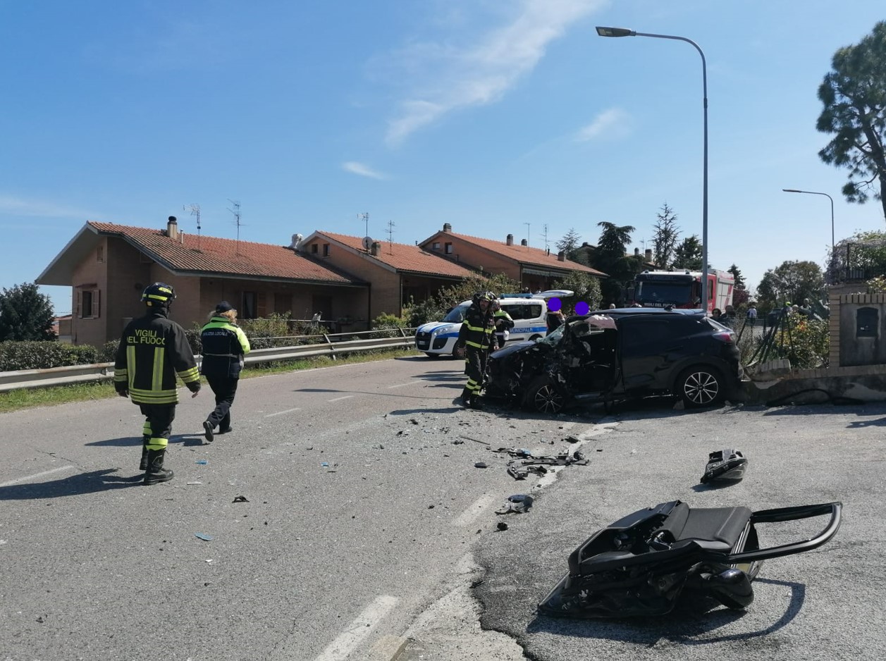 Schianto Tra Auto E Pullman, 40enne Soccorsa Con L’eliambulanza ...