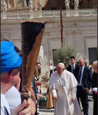 Papa Francesco Benedice La Fiaccola Della Pace «Buon Pellegrinaggio ...